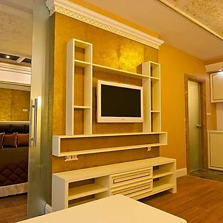 Golden Rainbow Vip מלון