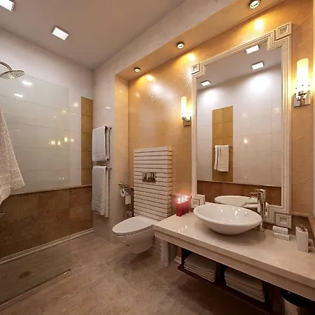 Golden Rainbow Vip Hotel